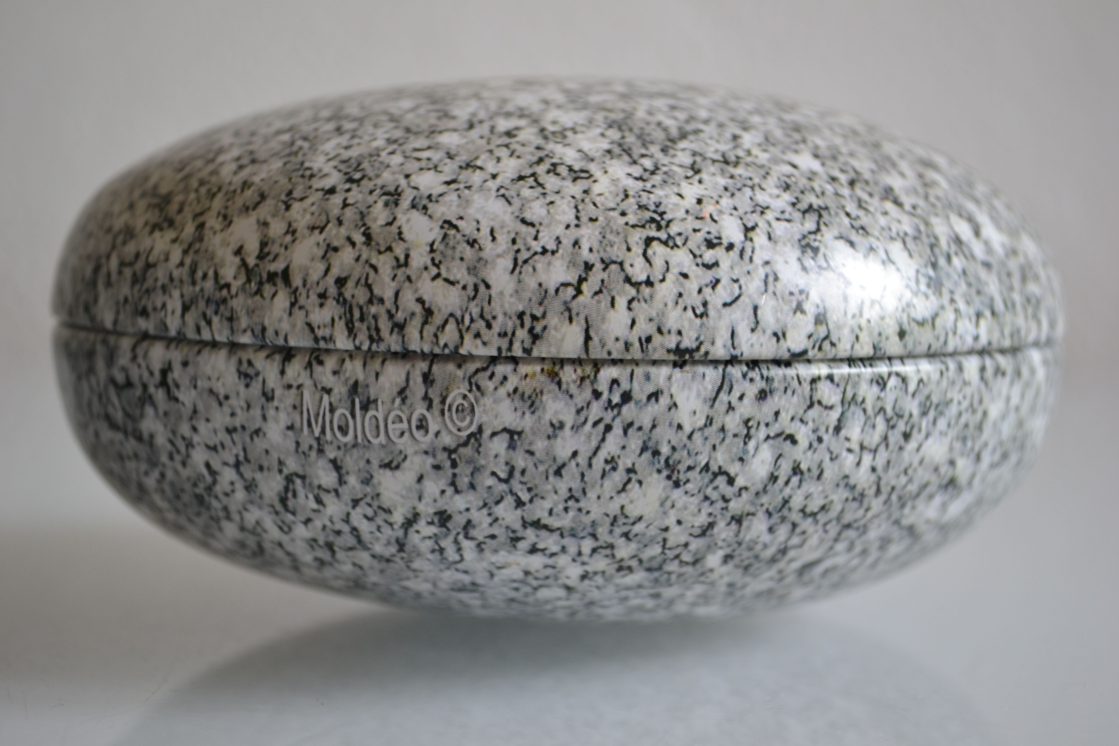 2 boxes in lithographed sheet metal in the shape of a pebble