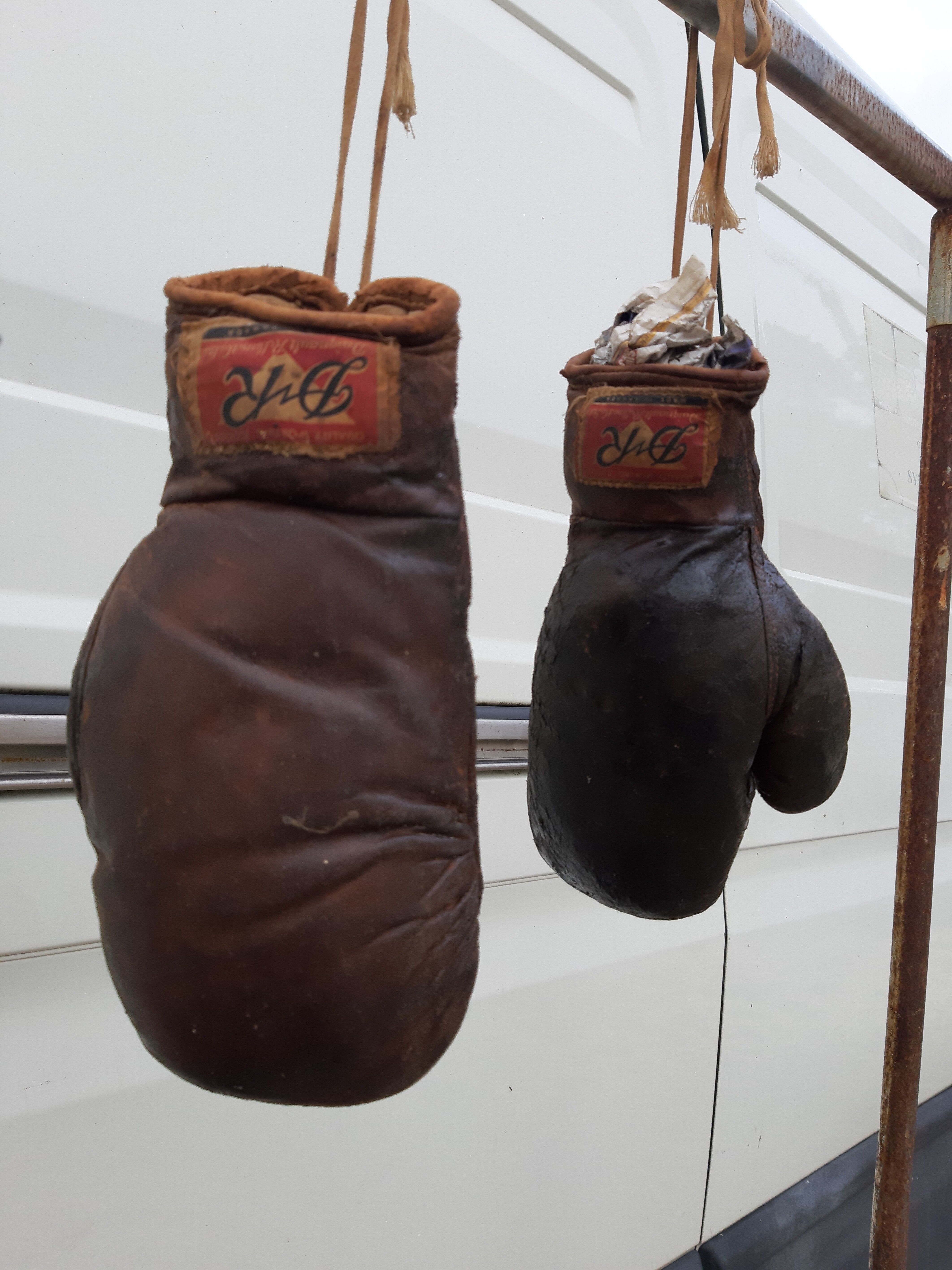 Pair of leather boxing gloves years 40