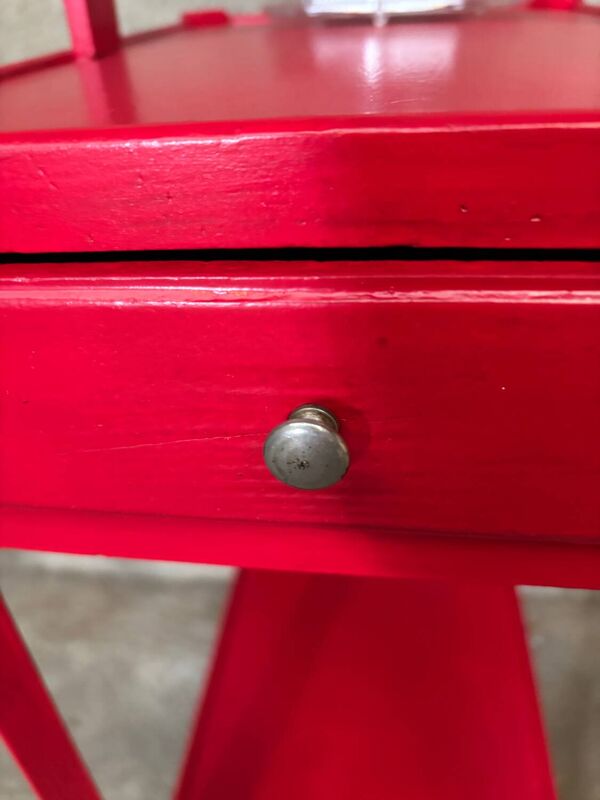 Guéridon, bout de canapé, telle une travailleuse, rouge