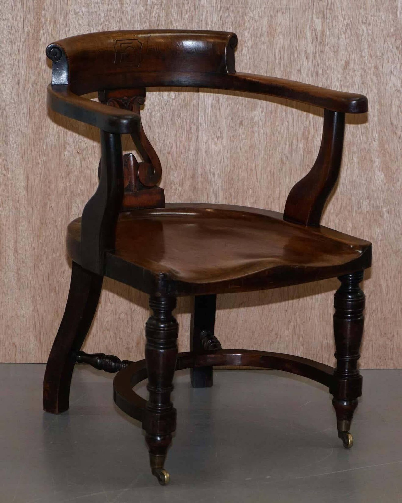 Chaise de capitaine victorienne en noyer d'Eton College