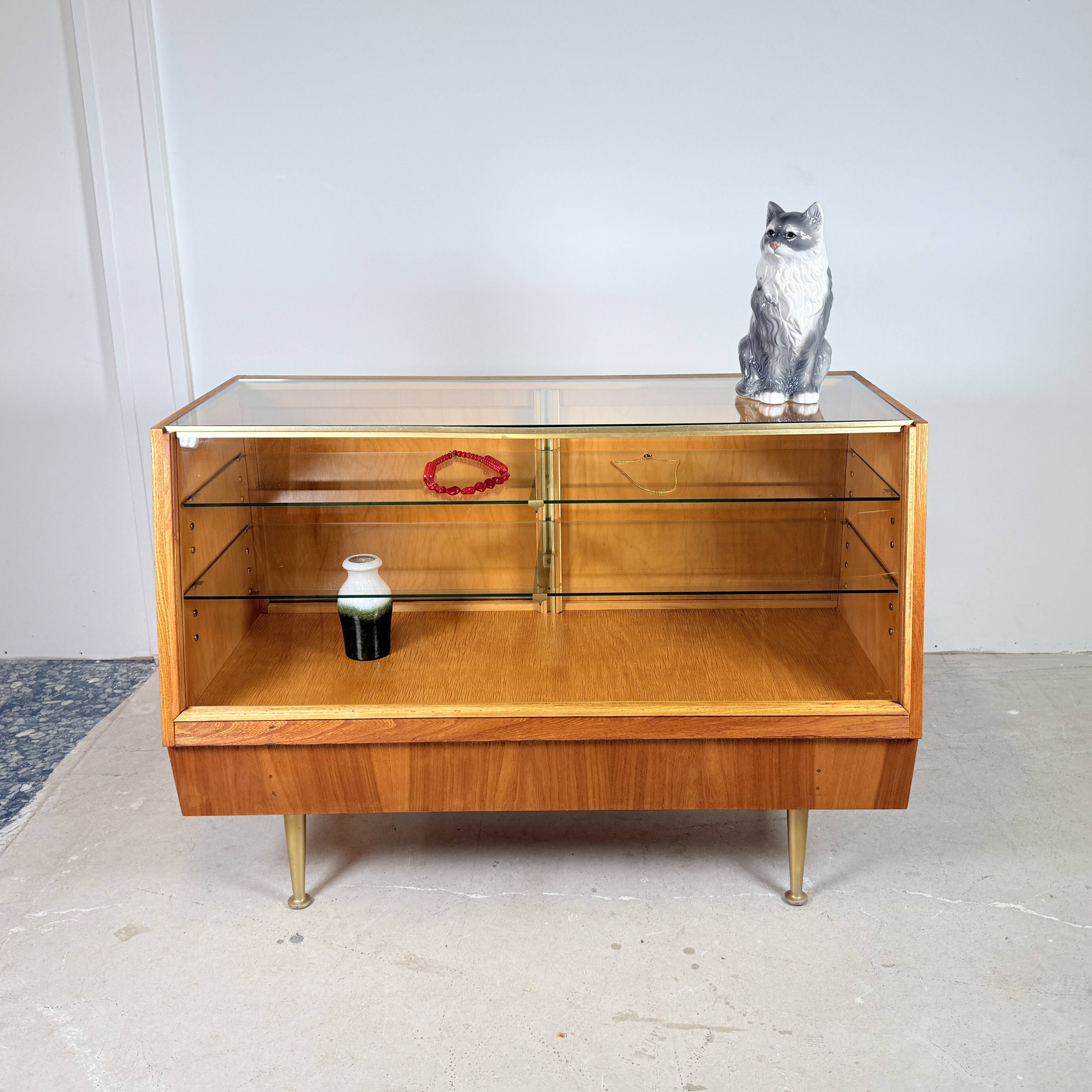 Vitrine vintage sur pieds dorés