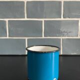 Petite tasse bleue Swallow brand tôle émaillée