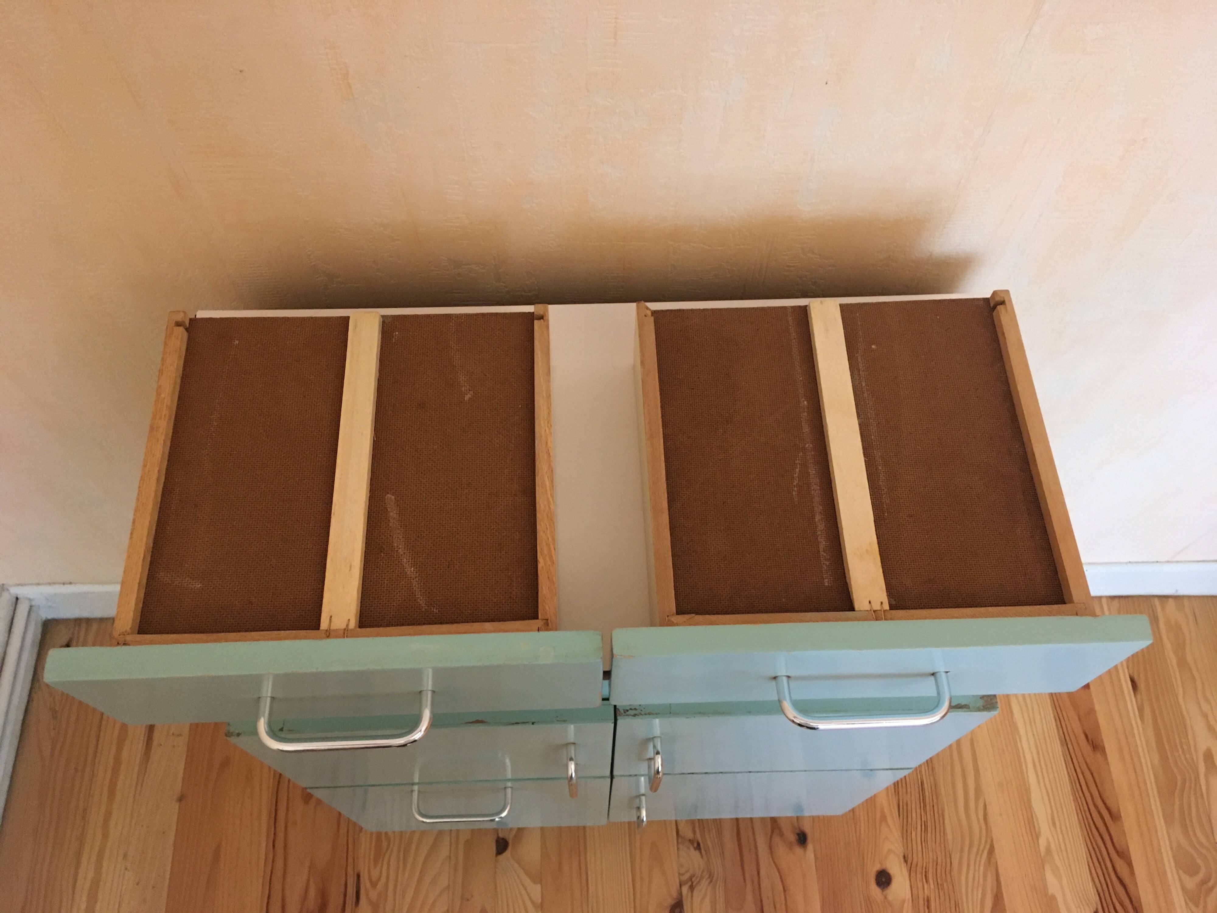 Meuble de salle de bain vert d'eau