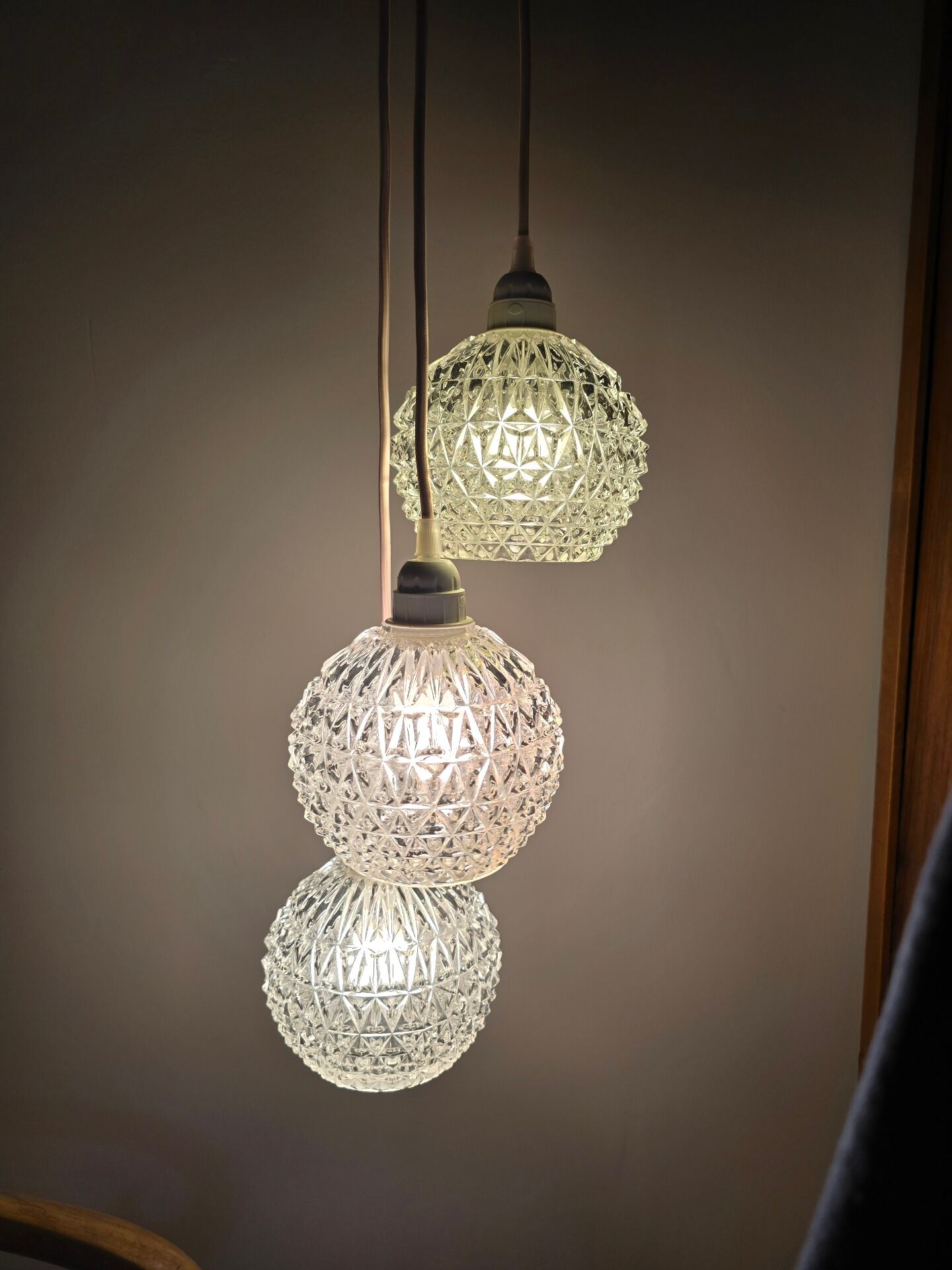 Suspension cascade three globes in cut glass vintage and pink wire