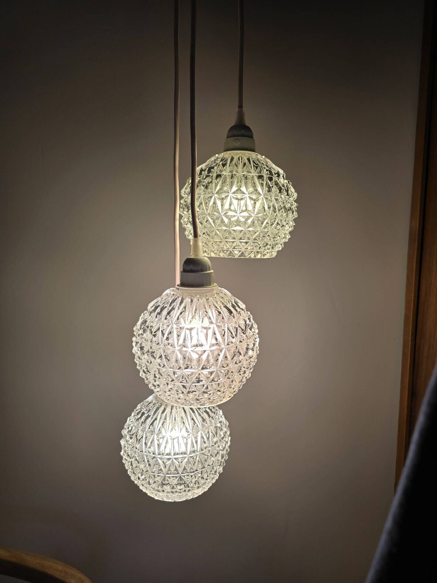 Suspension cascade three globes in cut glass vintage and pink wire