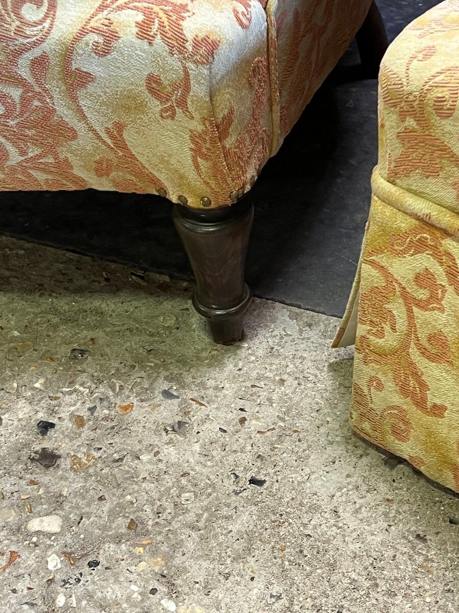Salon Crapaud ancien de 3 pièces recouvert d’un beau velours, canapé et fauteuils