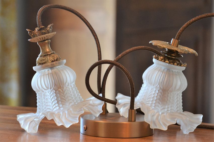 Double suspension with tulip lampshades and gold finishes