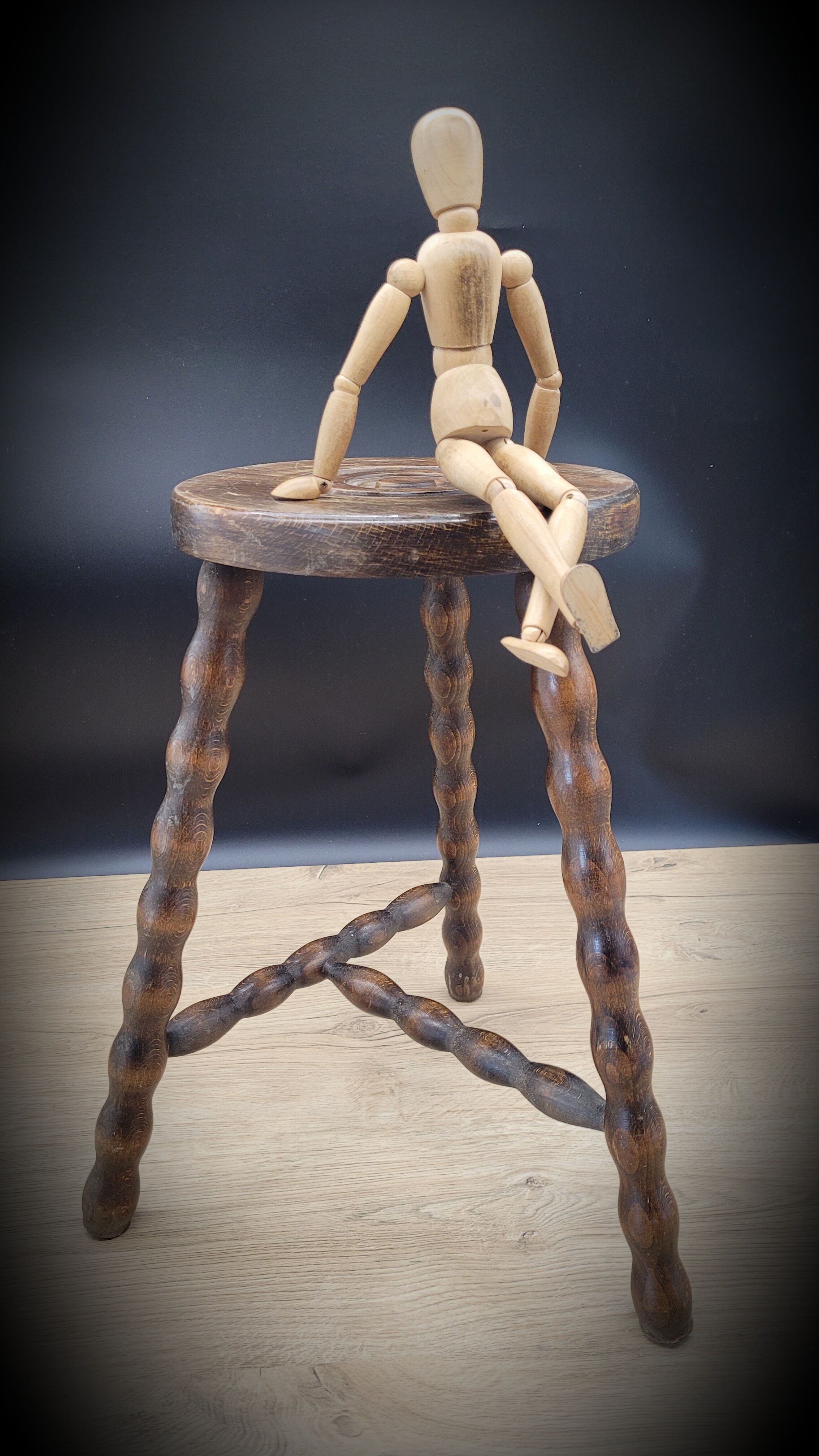Tripod stool feet ball