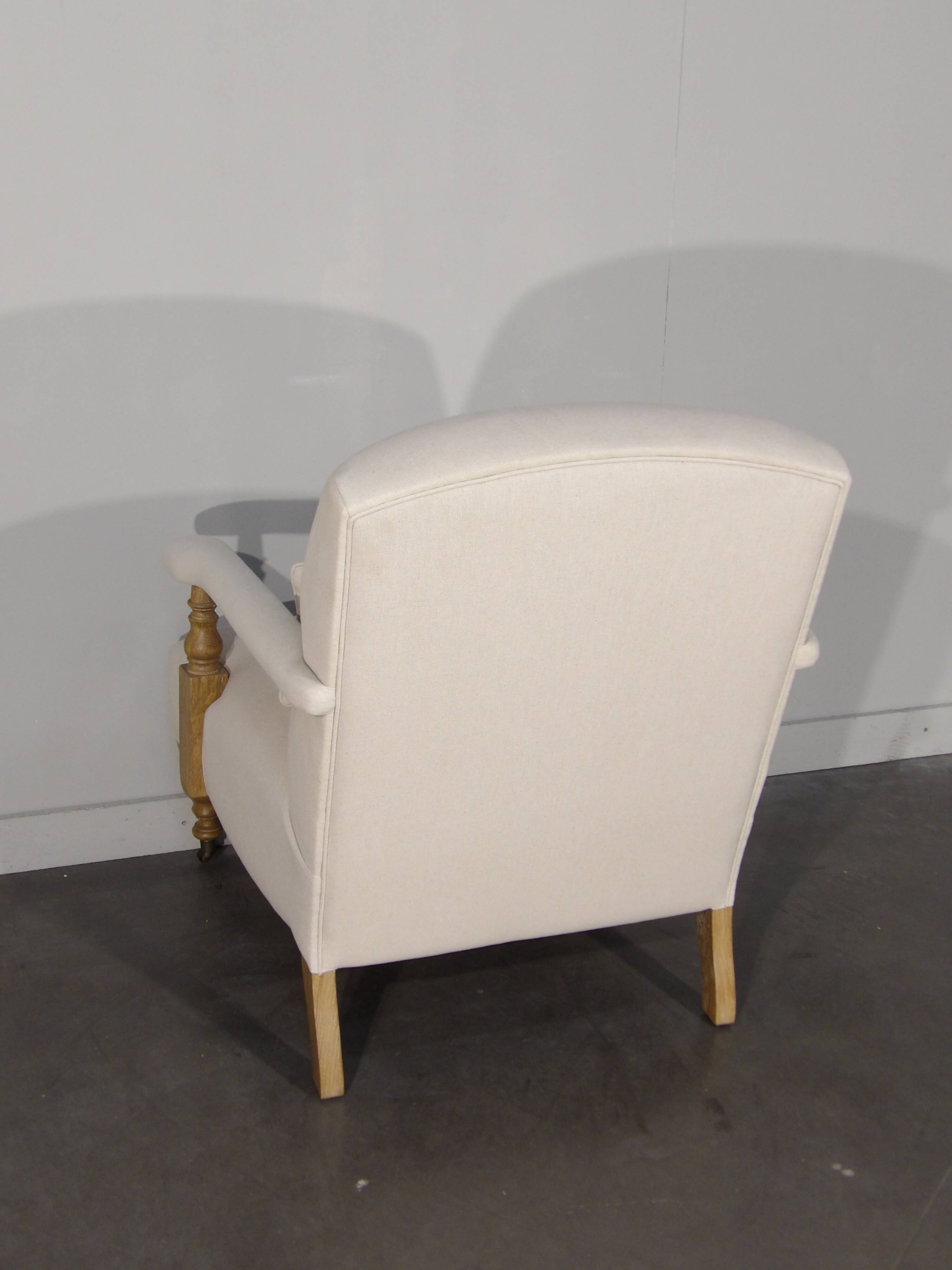 English style armchair in oak and cotton linen fabric