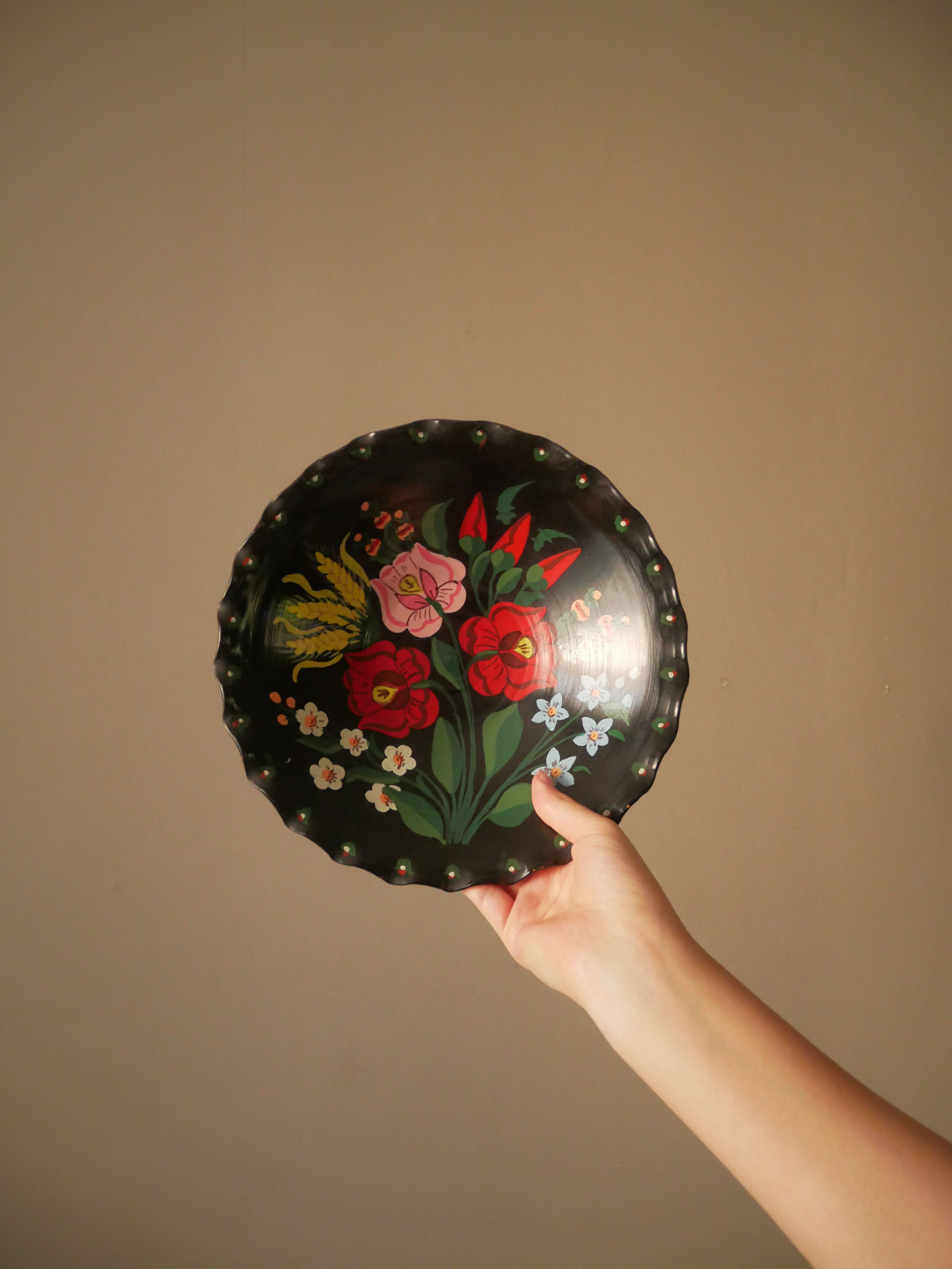 Decorative plate vintage in ceramic