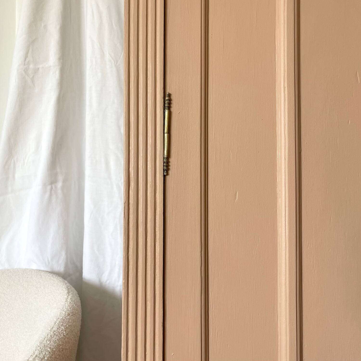 Armoire parisienne vieux rose