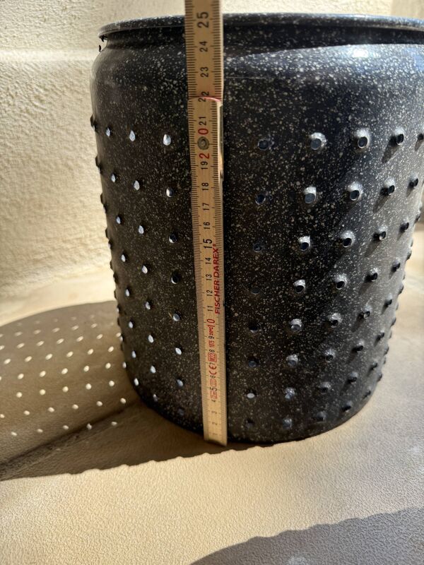 Cache-pot vintage en tôle émaillée perforée, 1950