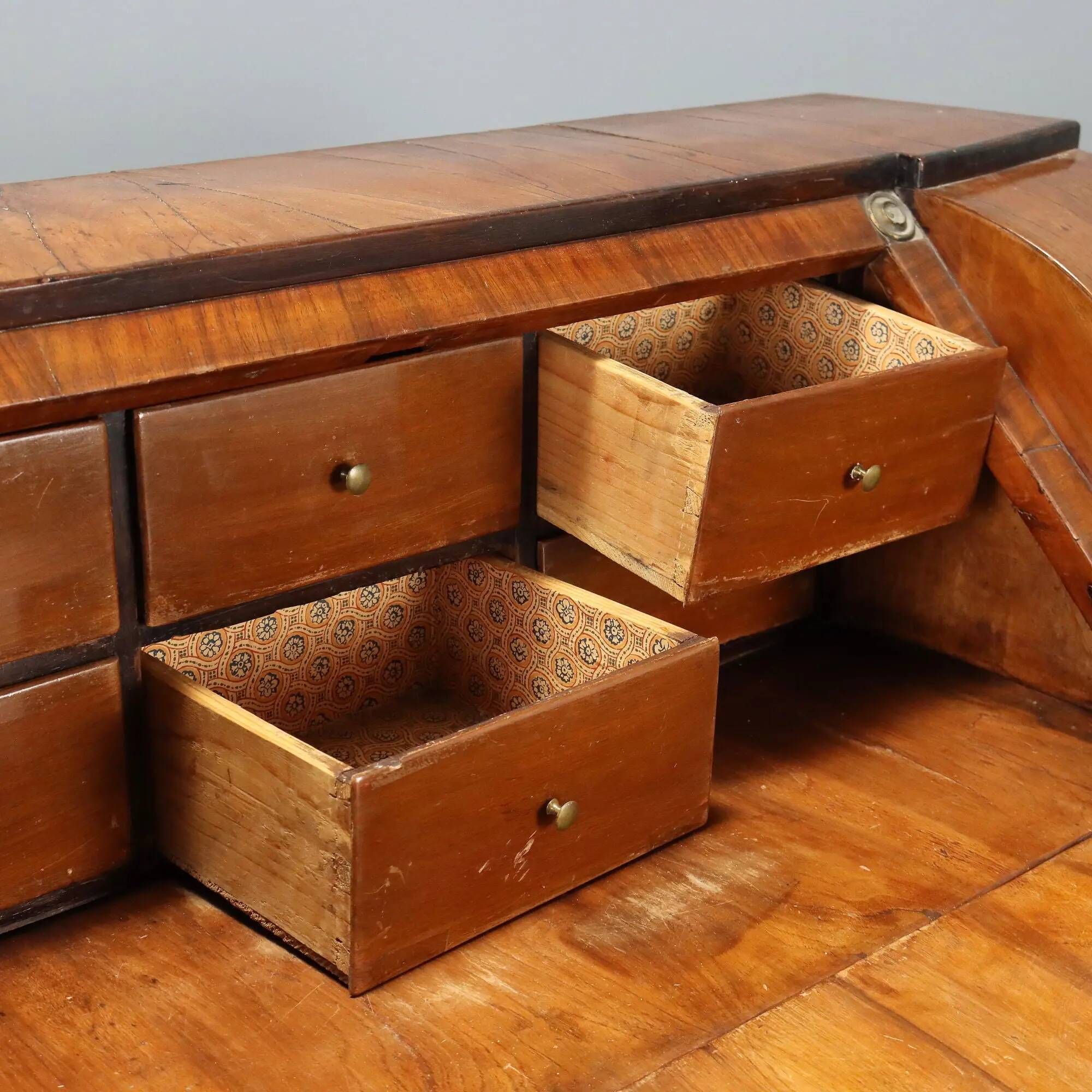 Antique drop-leaf cabinet in walnut, painted ebony wood, 19th century.