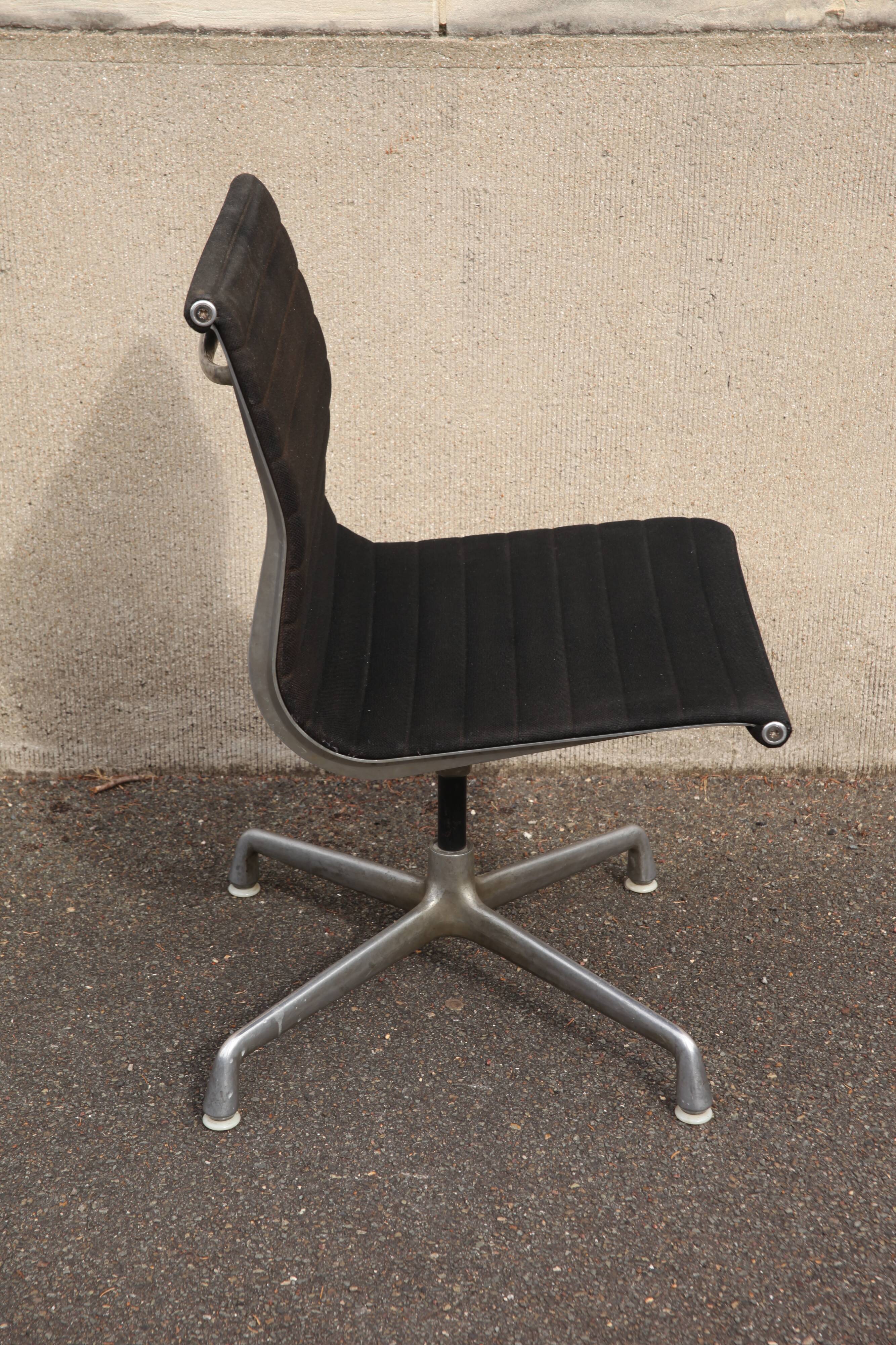 Chaise de bureau Eames pour Herman Miller EA 106