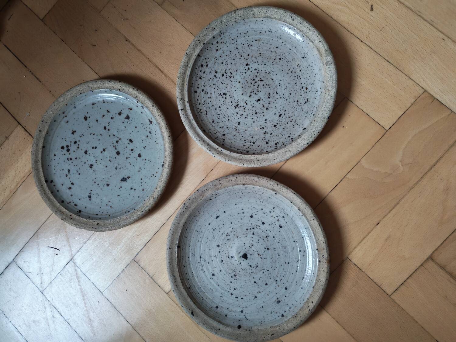 Lot de trois assiettes en grès par Pierre Digan