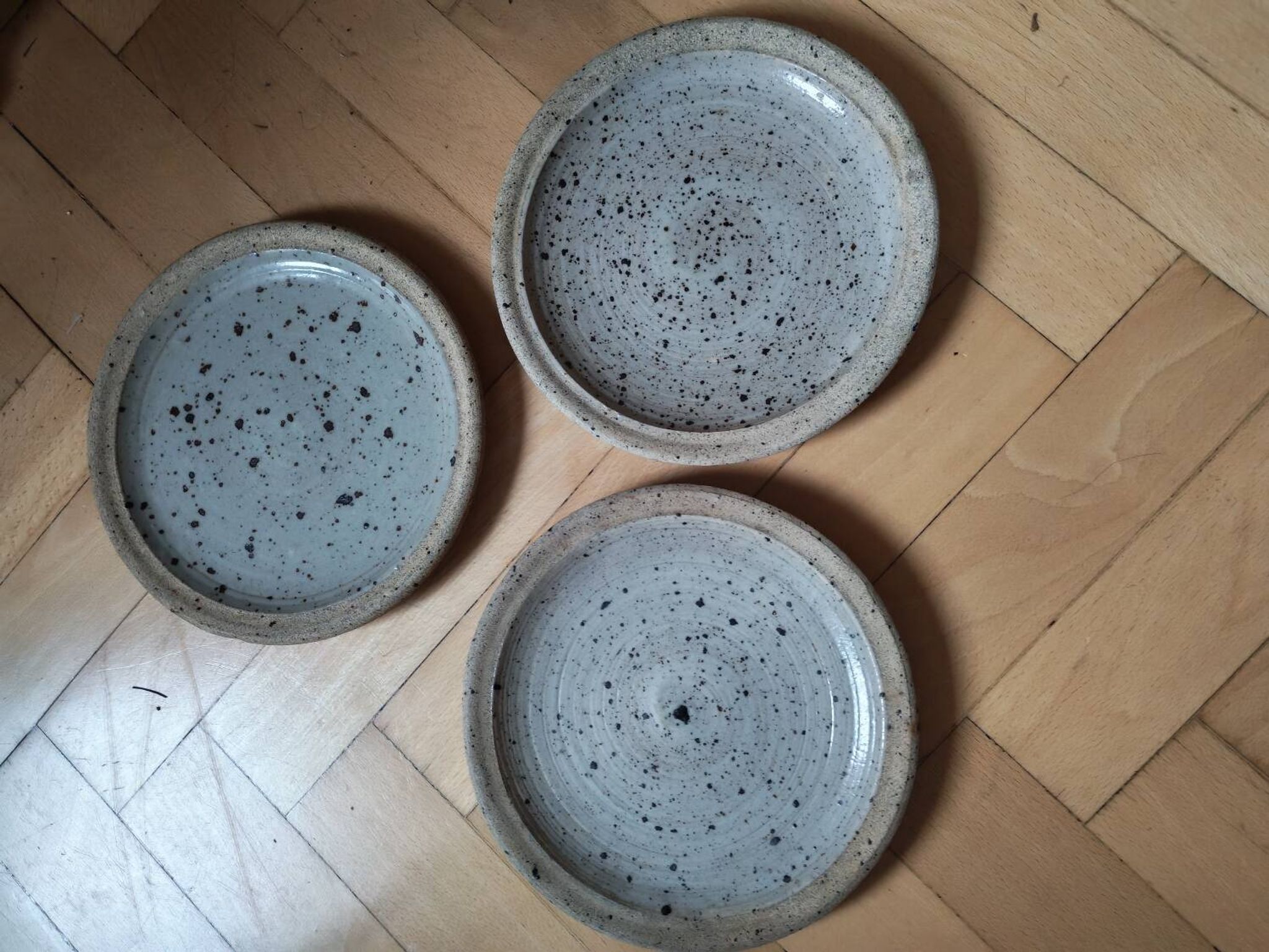 Lot de trois assiettes en grès par Pierre Digan
