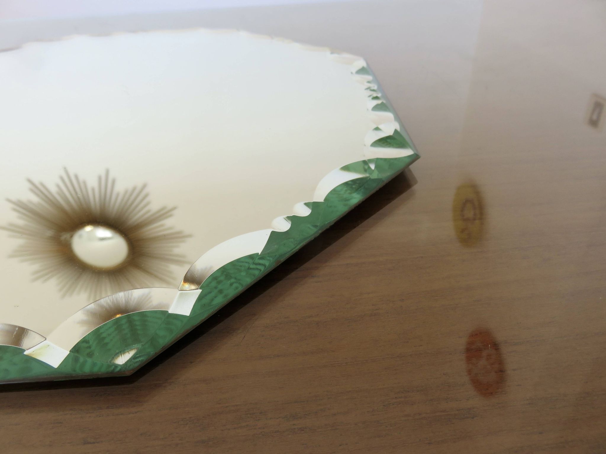 Grand miroir octogonal biseauté à poser, années 40