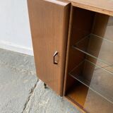 Bibliothèque vintage du milieu du siècle avec portes coulissantes en verre par Turnidg