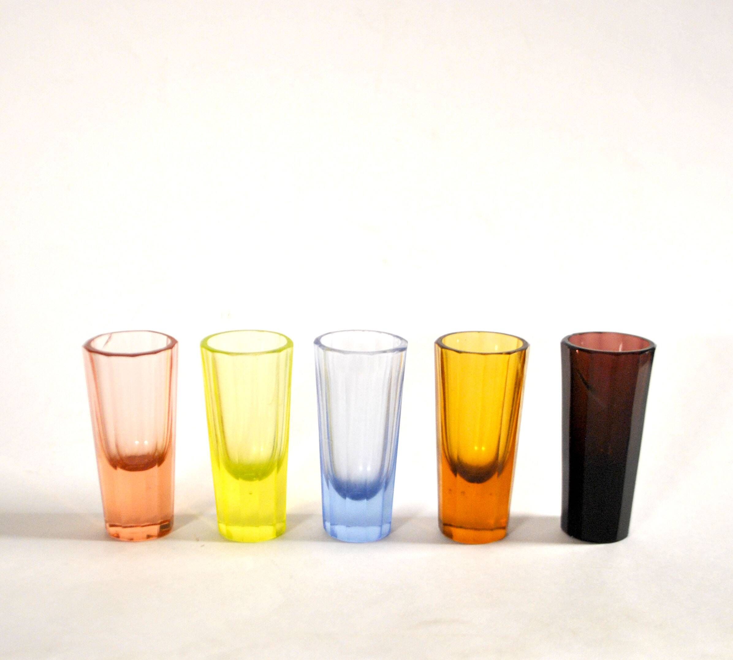 Set of 5 Art Deco 1920s shooter glasses in coloured and uranium glass - ouraline.