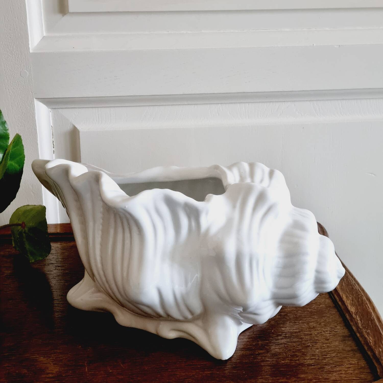 White slip shell pot cover