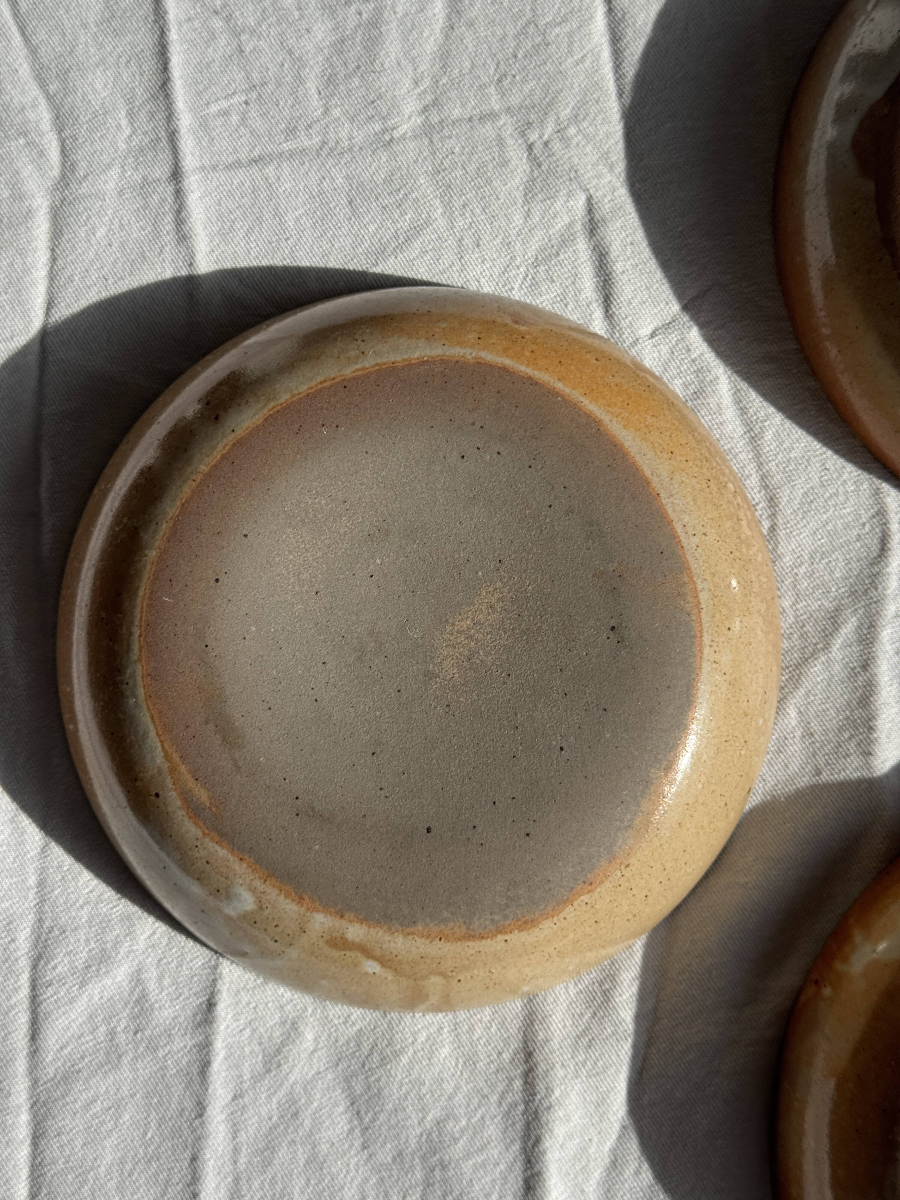 11 assiettes creuses artisanales vintage en grès mat