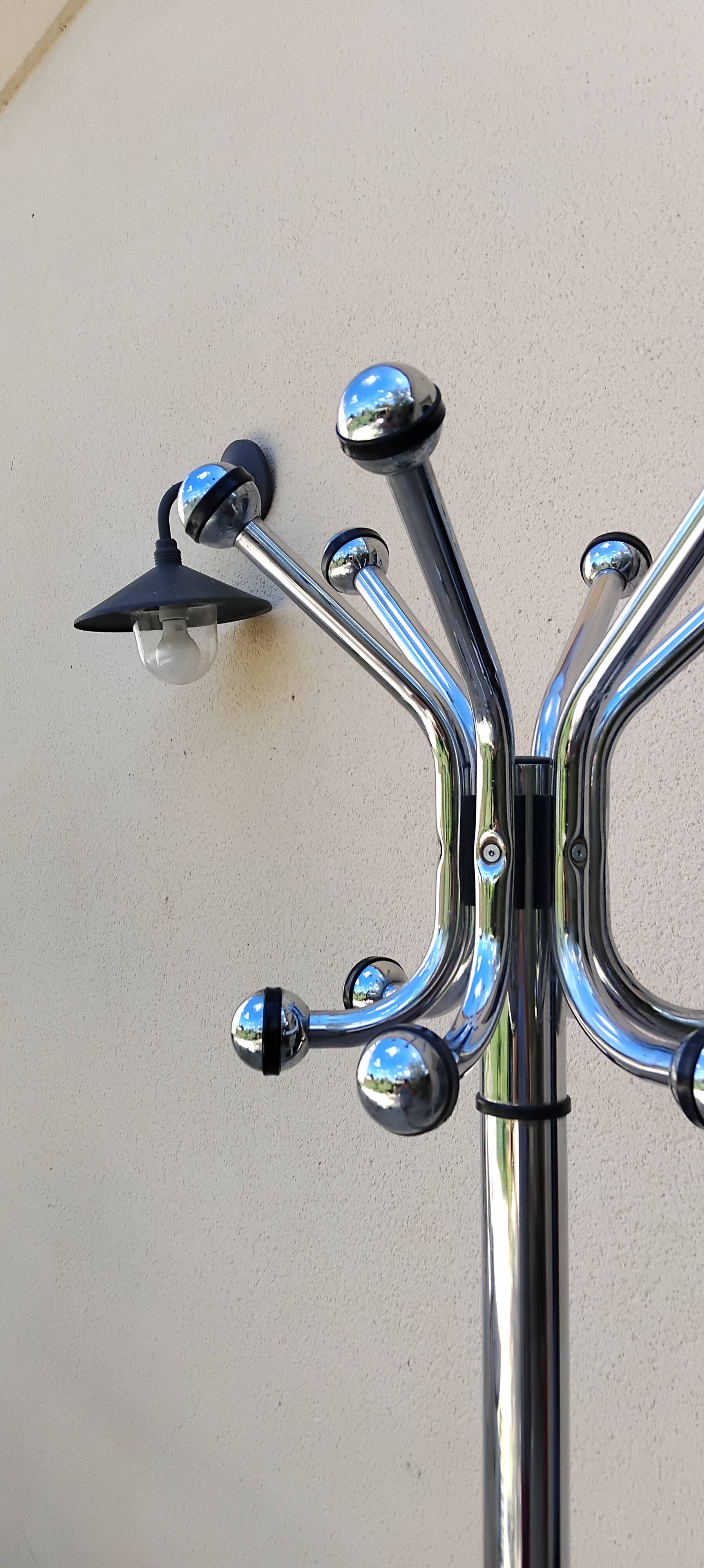 Vintage chrome coat rack parrot design from the 70s and 80s.