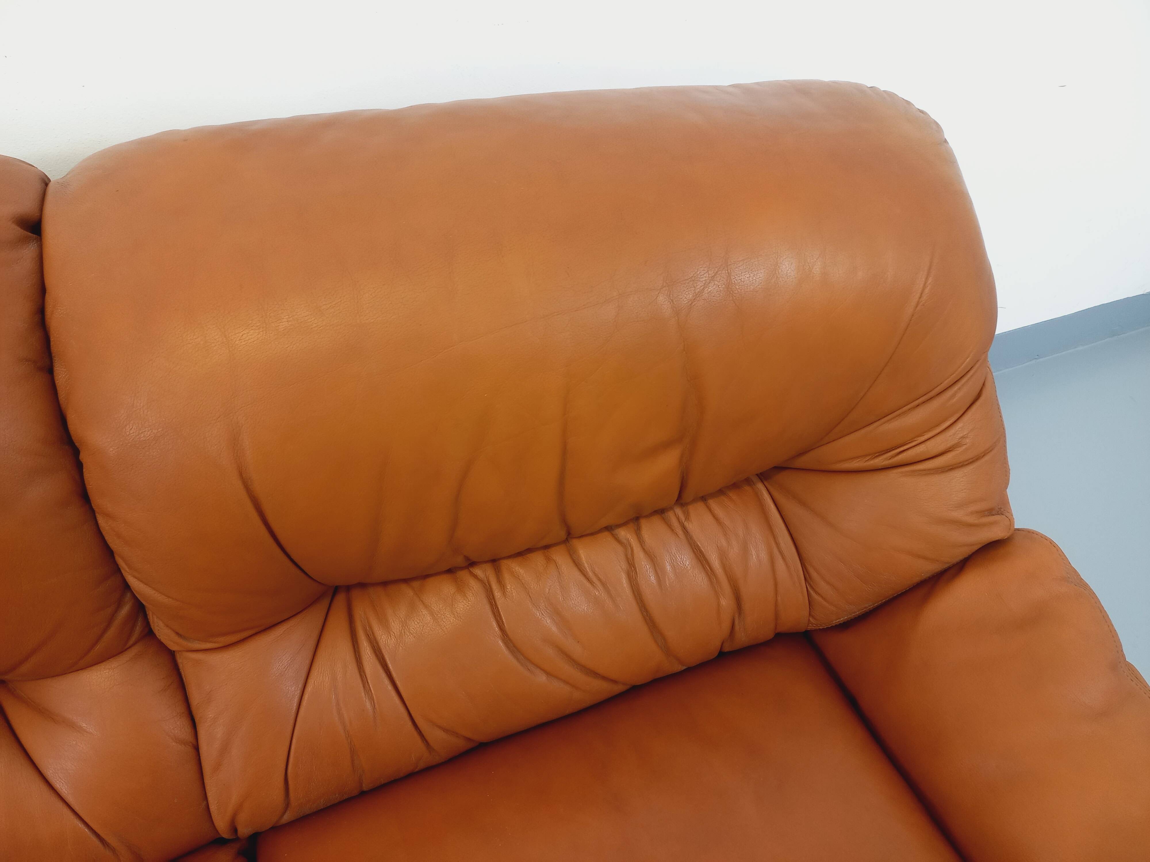 Vintage cognac camel leather canapé from the 1970s.