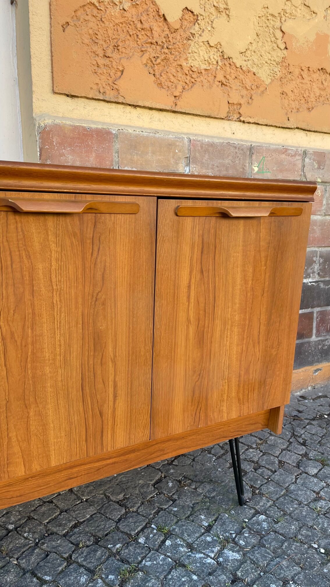 80s row with compass feet