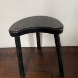 Bean-shaped tripod stool