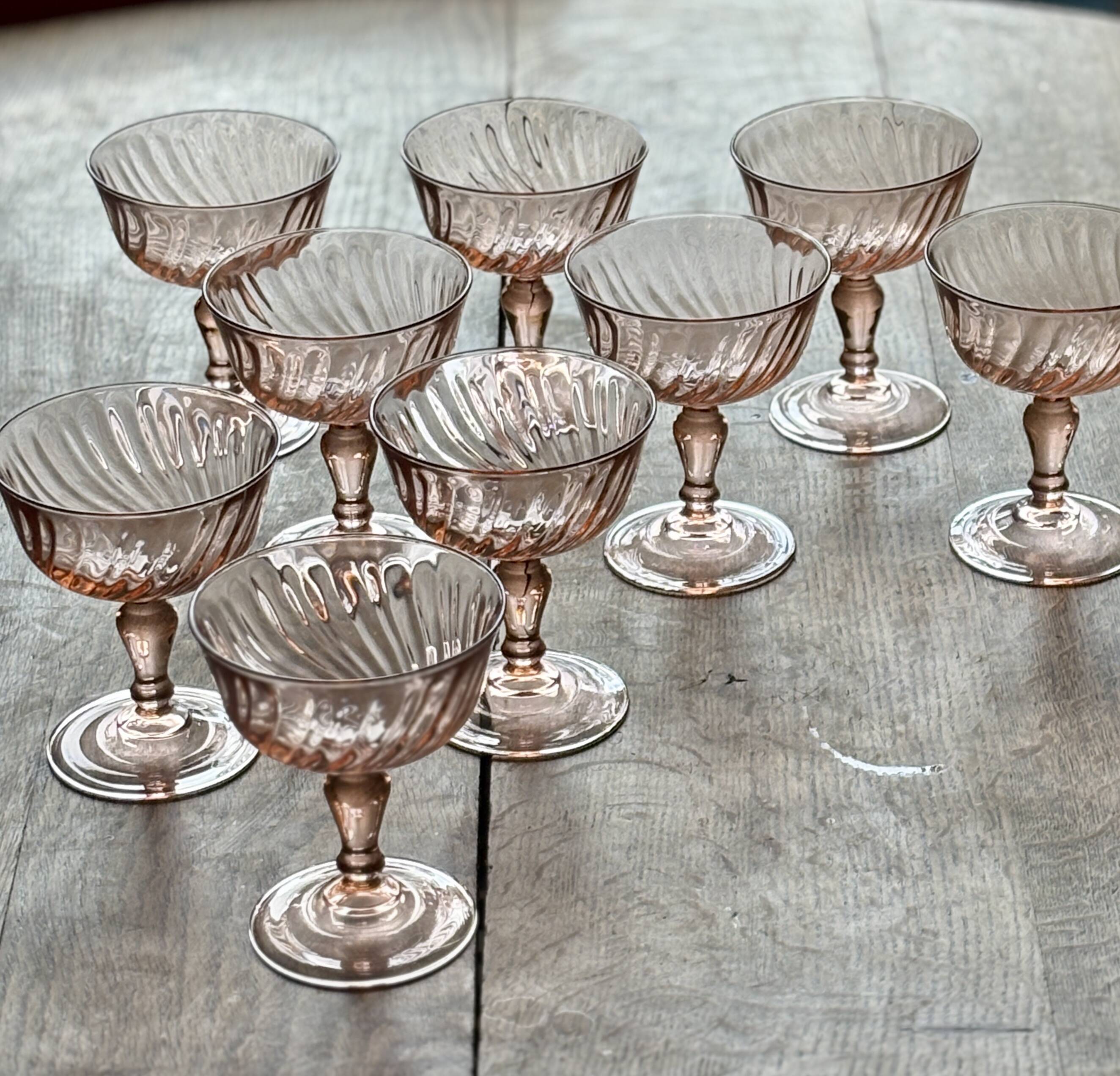 Lot de 9 coupes  à champagne vintage en rosaline