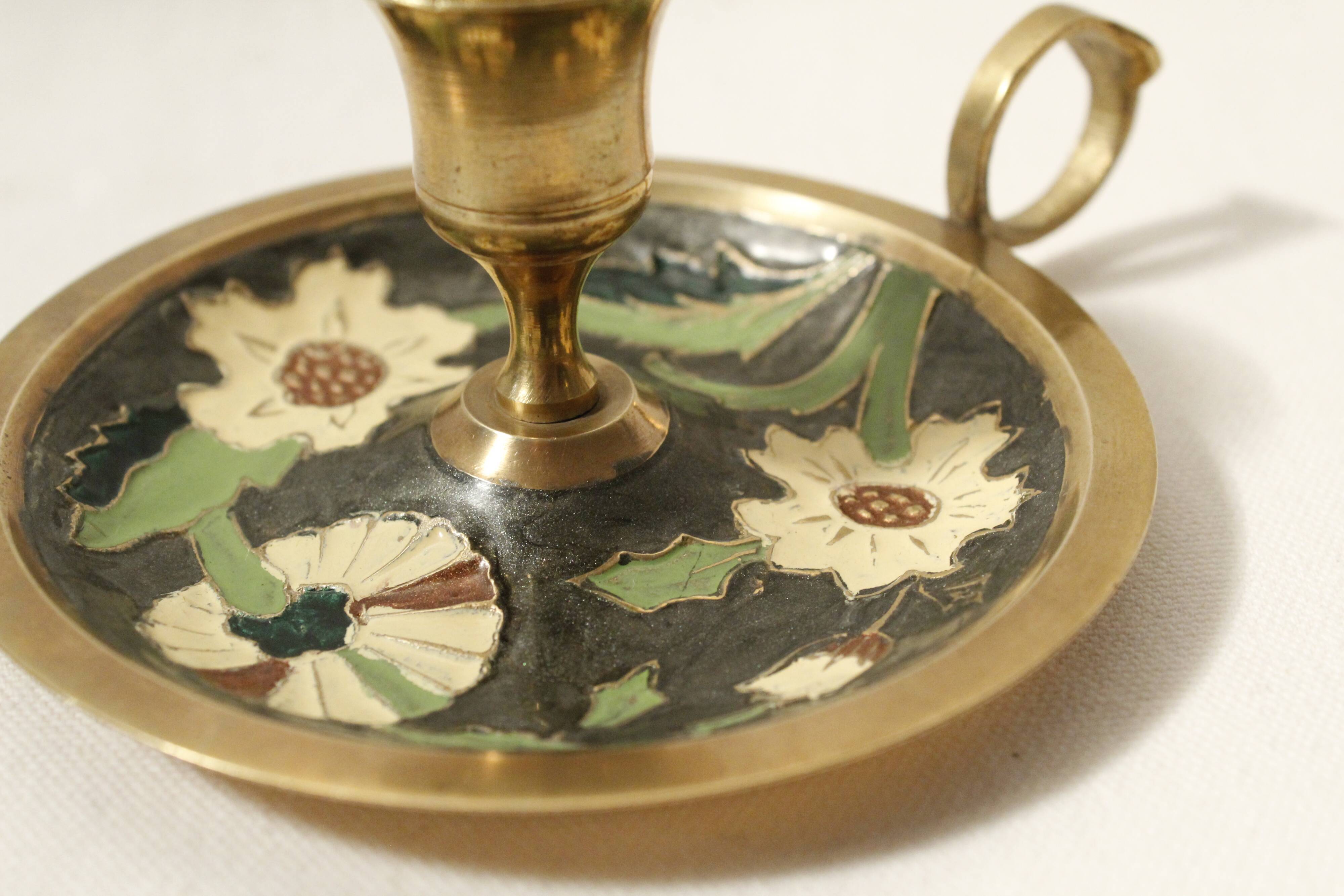 Set of 2 round golden metal candle holders and floral patterns