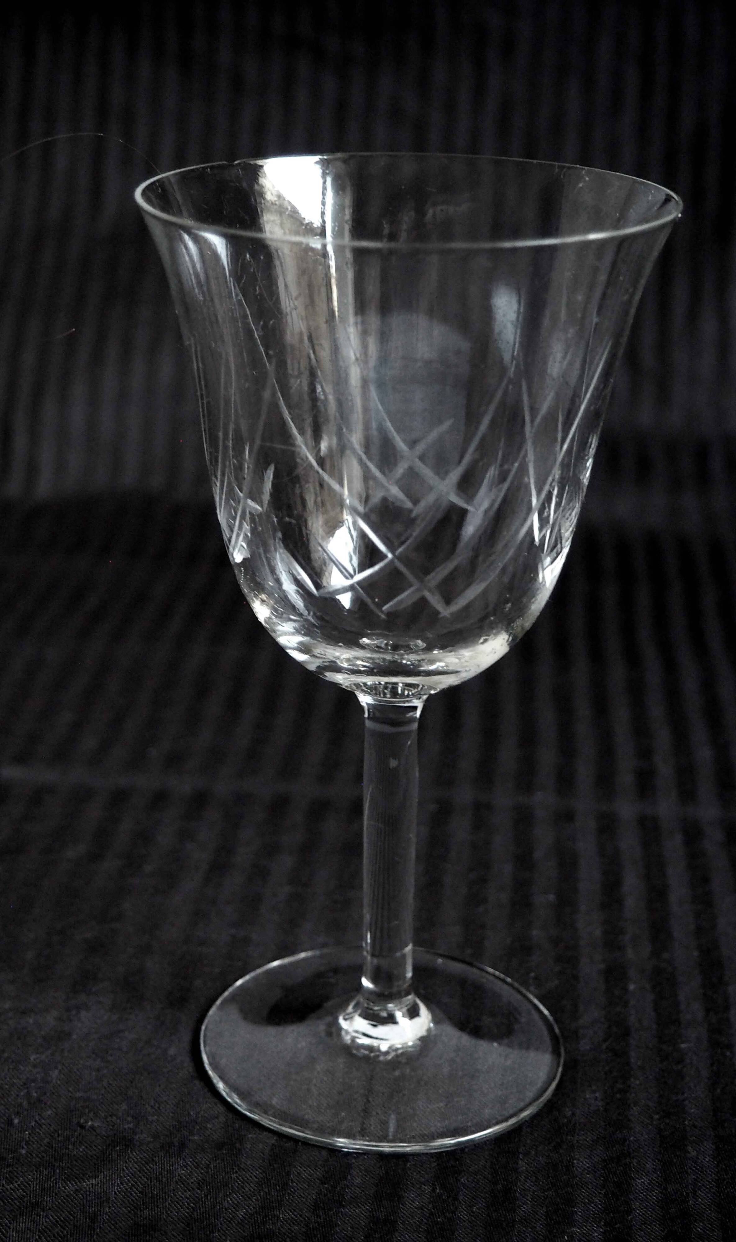 8 verres de vin à pied ciselés