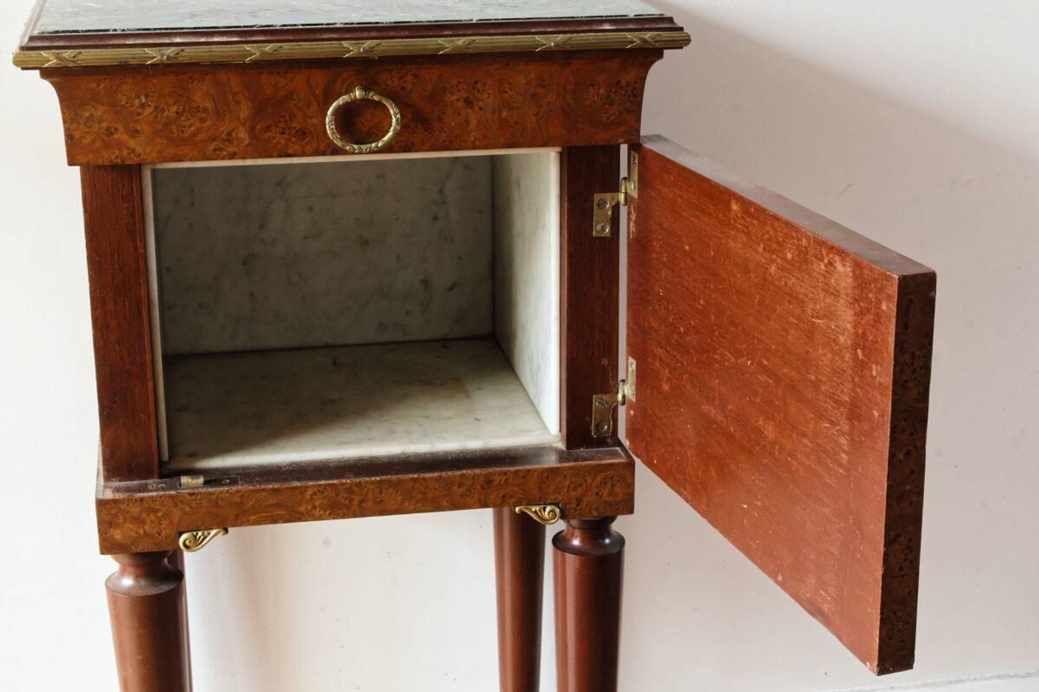 Table de chevet néoclassique, dans le goût anglais Regency Wedgewood
