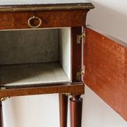 Table de chevet néoclassique, dans le goût anglais Regency Wedgewood