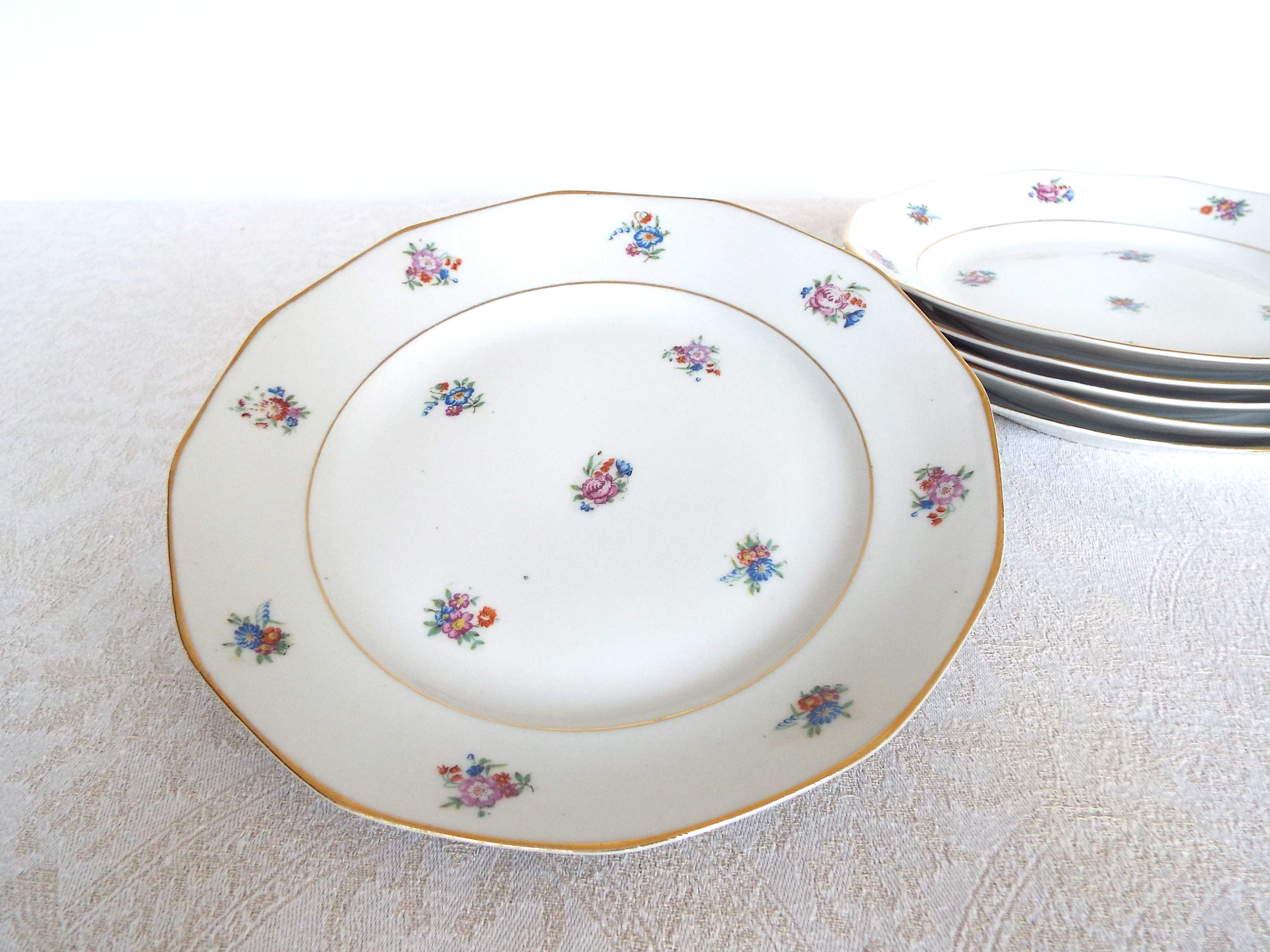 6 flat porcelain plates