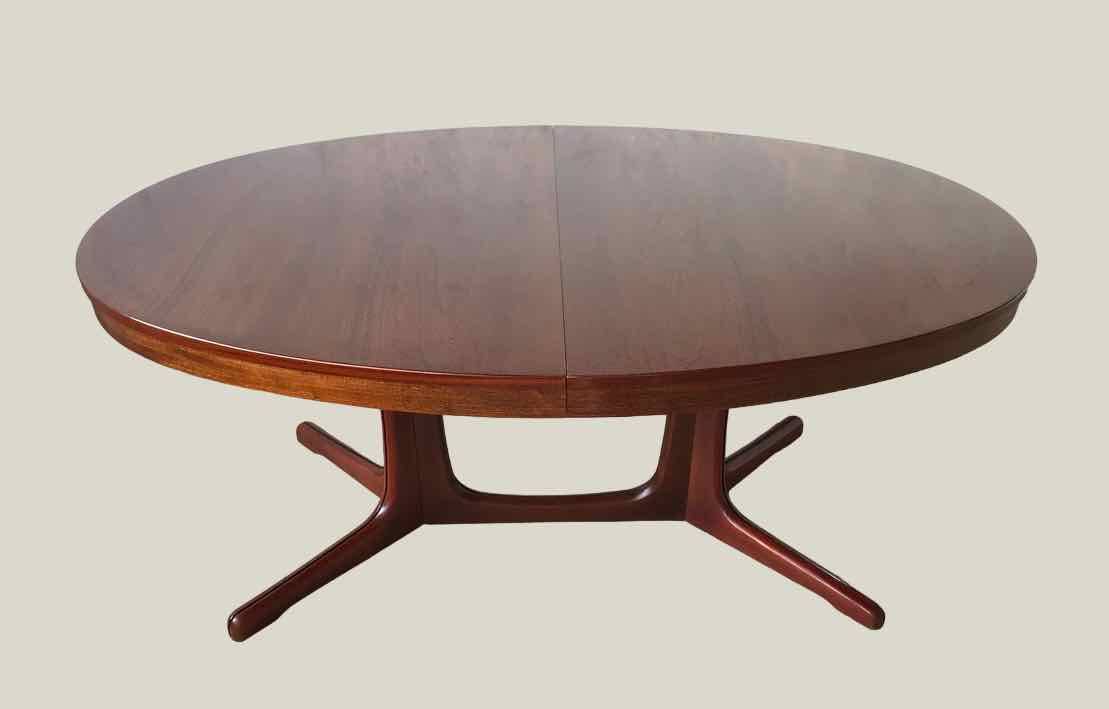 Oval extendable table designed 1960 Baumann style