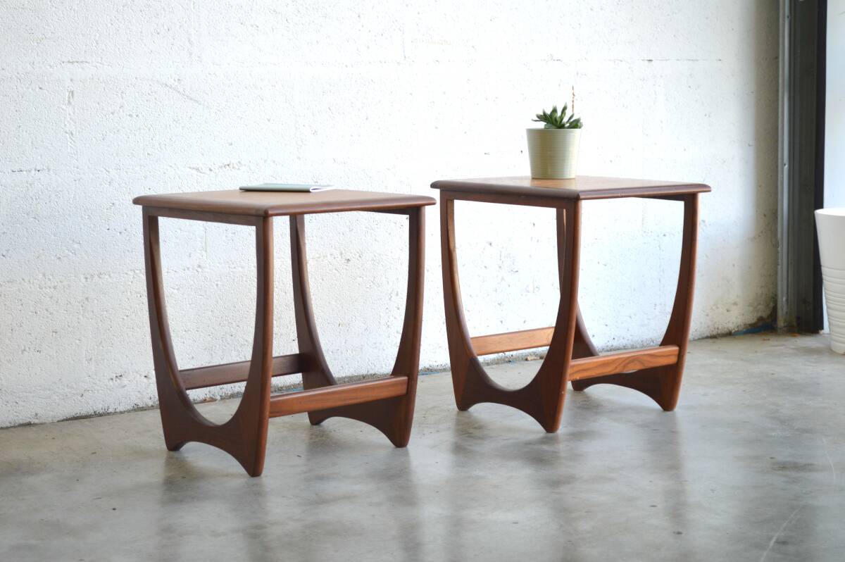 Paire de tables de nuit /d’appoint par G-Plan