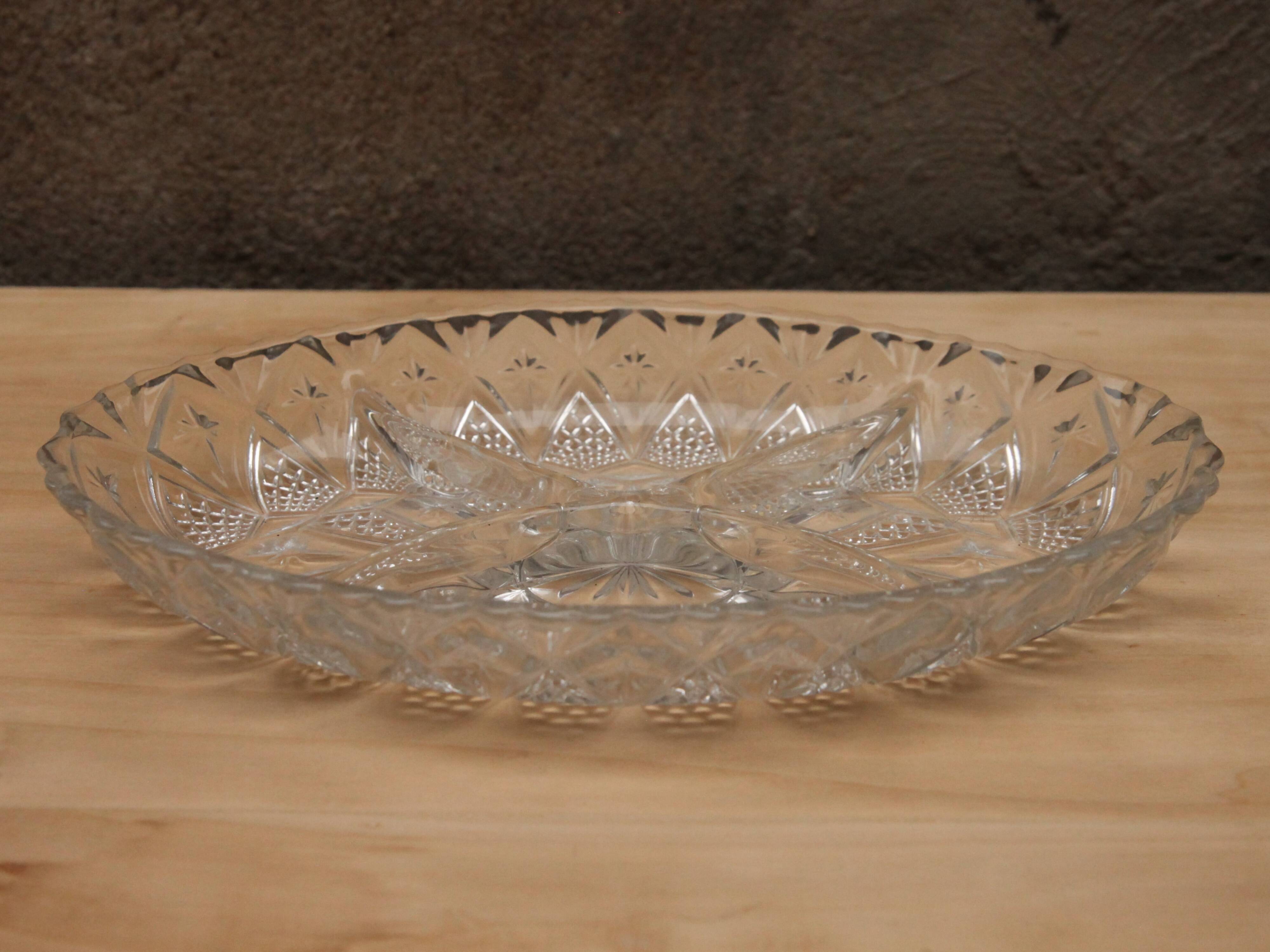 Compartmentalized dish in chiseled glass