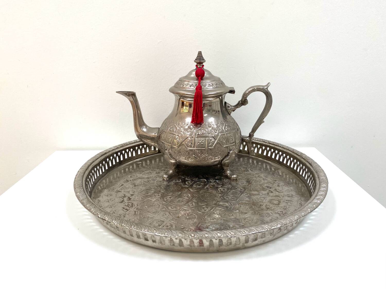 Grand plateau traditionnel oriental en métal argenté