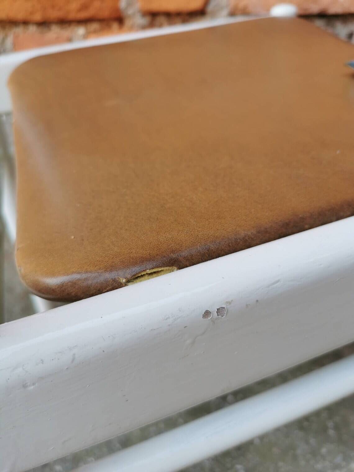 Chaise de salle à manger vintage stol kamnik : bois de hêtre blanc, assise en cuir marron