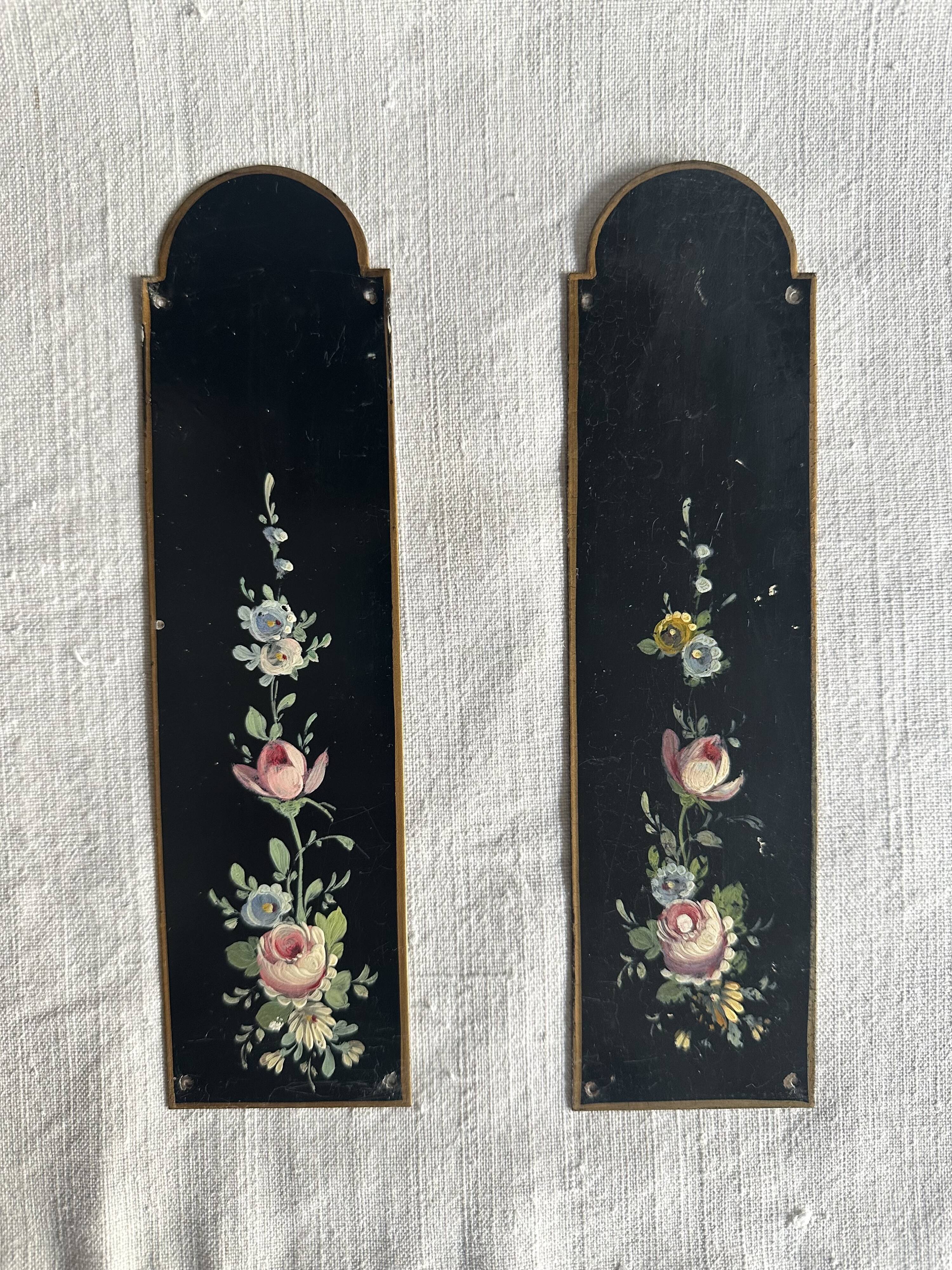 Plaques de propreté Napoléon III en tôle peinte, décor floral
