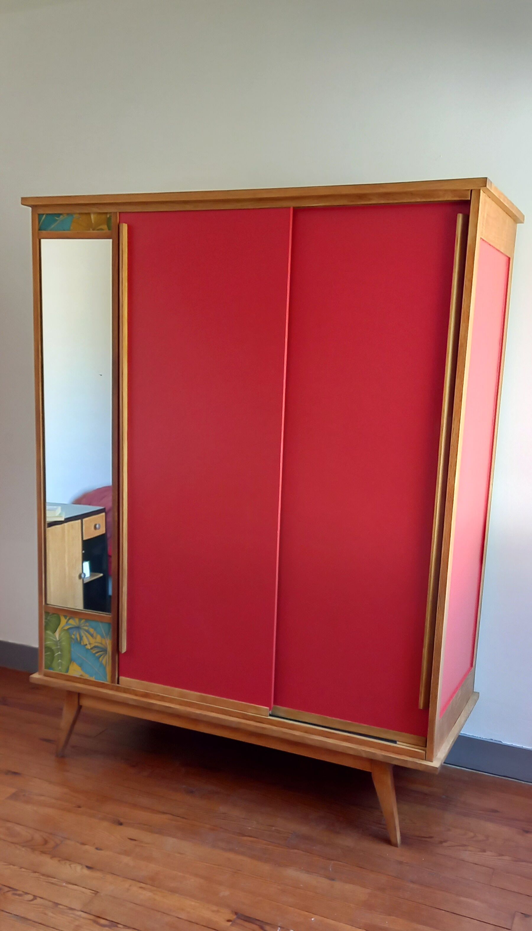 Armoire pieds compas relookée