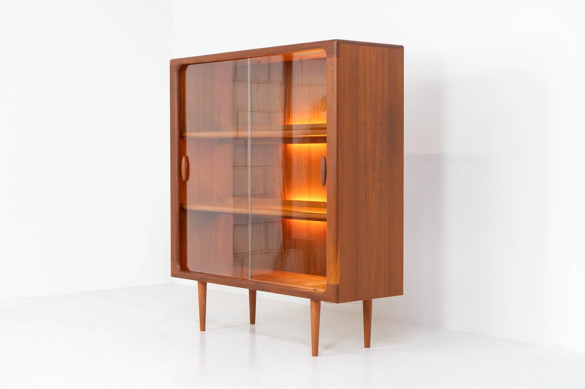 Vitrine en teck par Svend Dyrlund