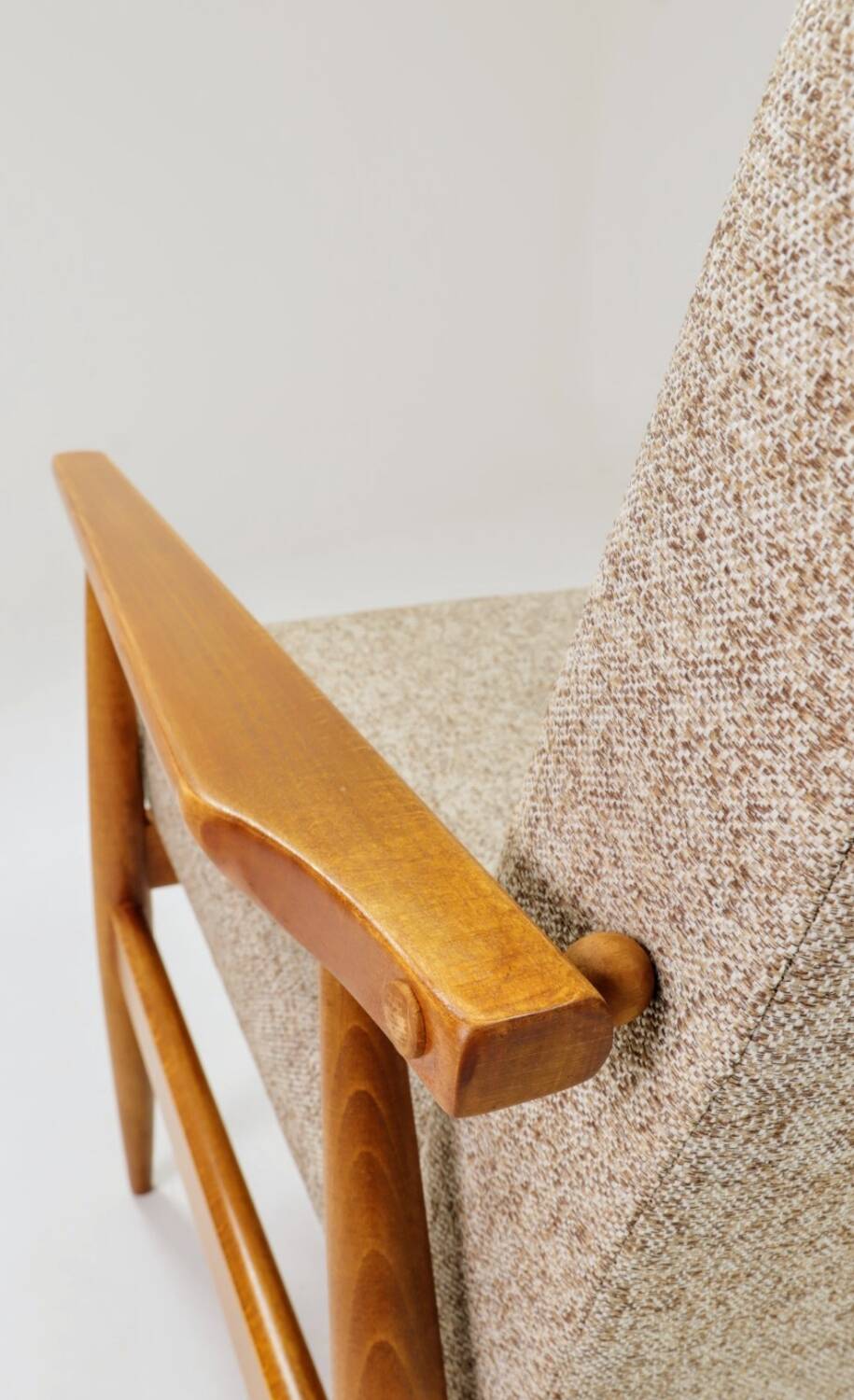 Fauteuil scandinave en tissu tressé beige