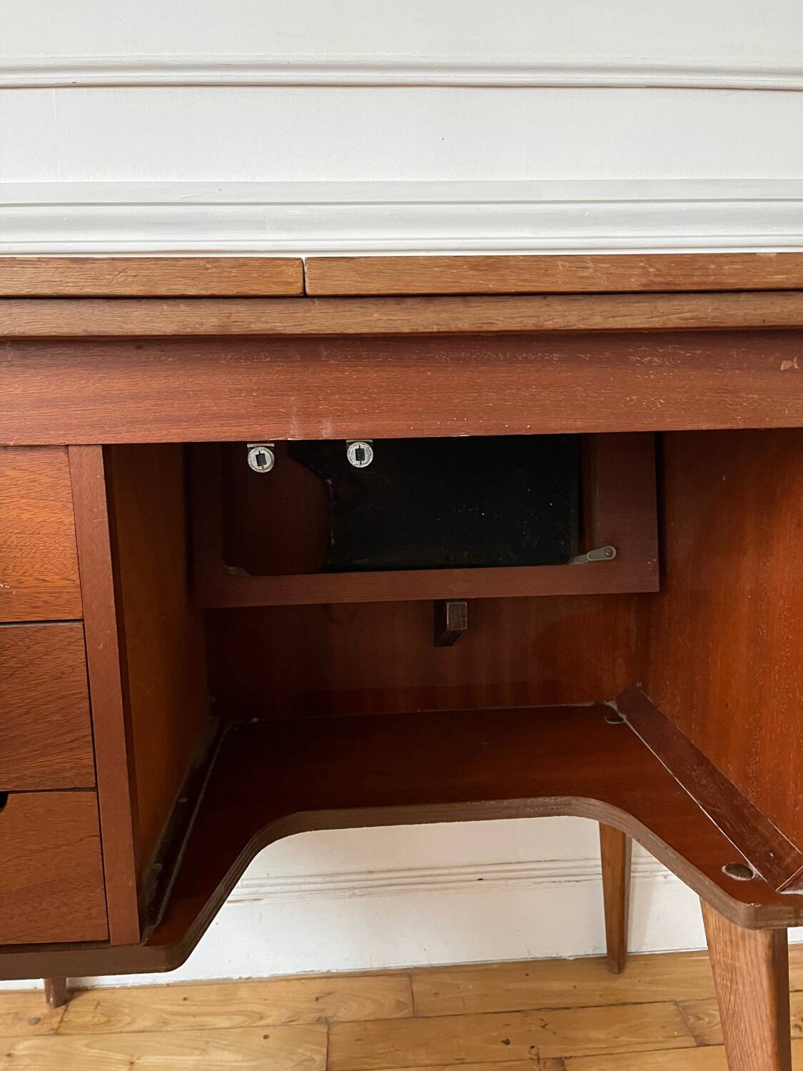 Meuble d’appoint vintage pieds compas