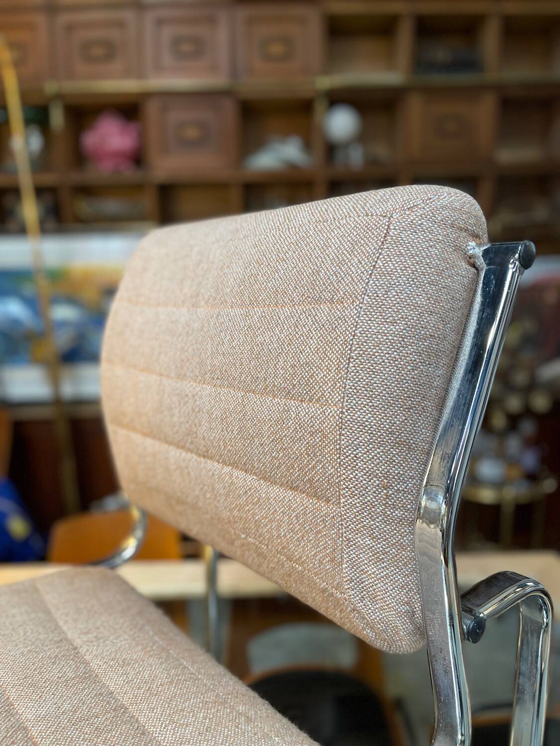 Fauteuil / chauffeuse de salon tissus et chrome Atal 1970