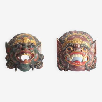 Deux masques de danse Barong polychromes peints et dorés à la feuille d’or de Bali, en Indonésie.