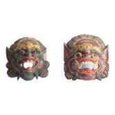 Deux masques de danse Barong polychromes peints et dorés à la feuille d’or de Bali, en Indonésie.