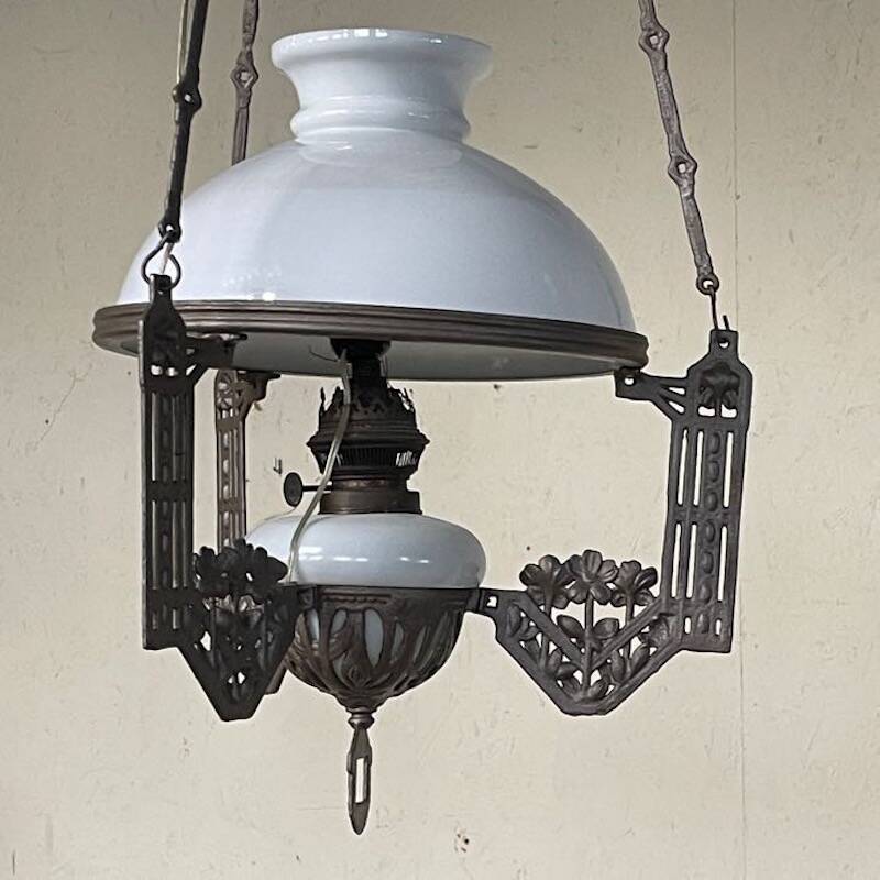 Antico lampadario, stile Liberty, con saliscendi