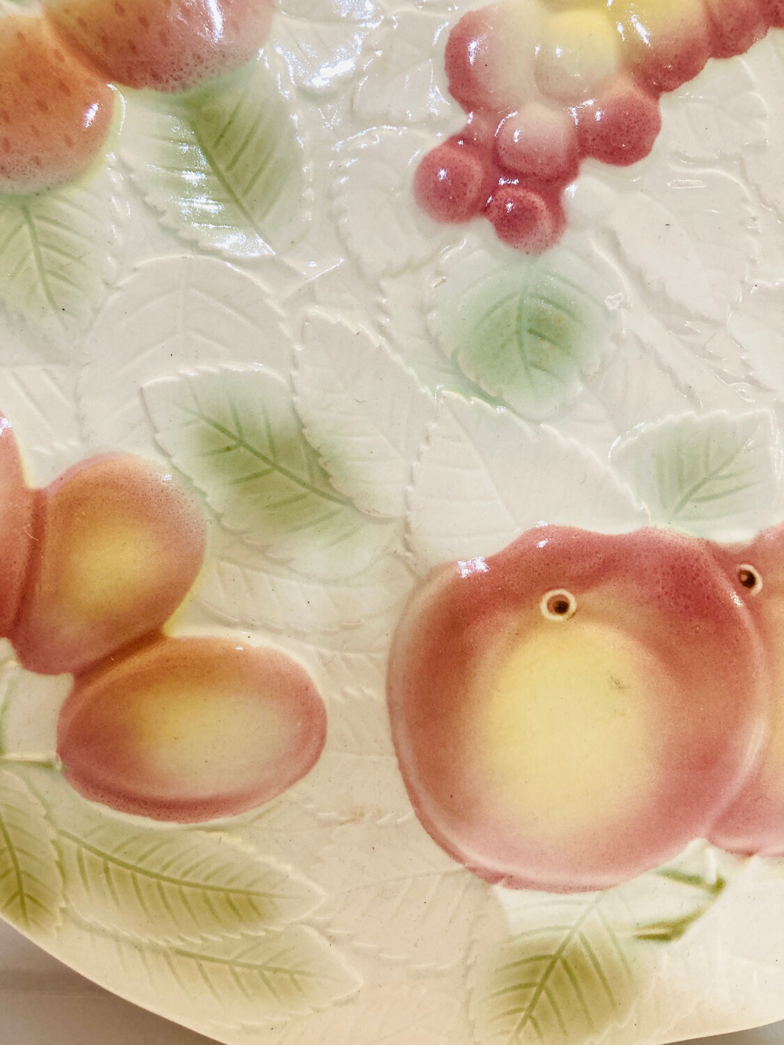 Plat de présentation barbotine salins les bain motif fruits- faience